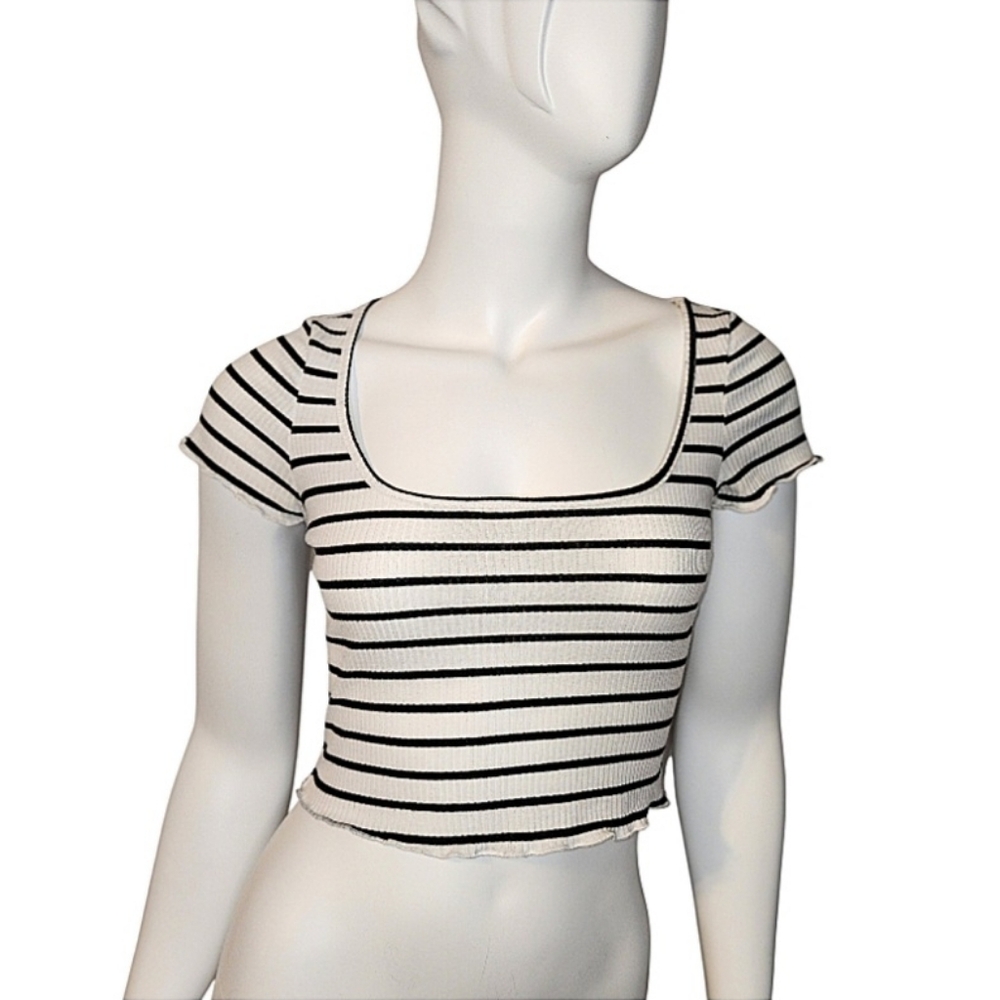 Junior's Short Sleeve Crop Top Size S
